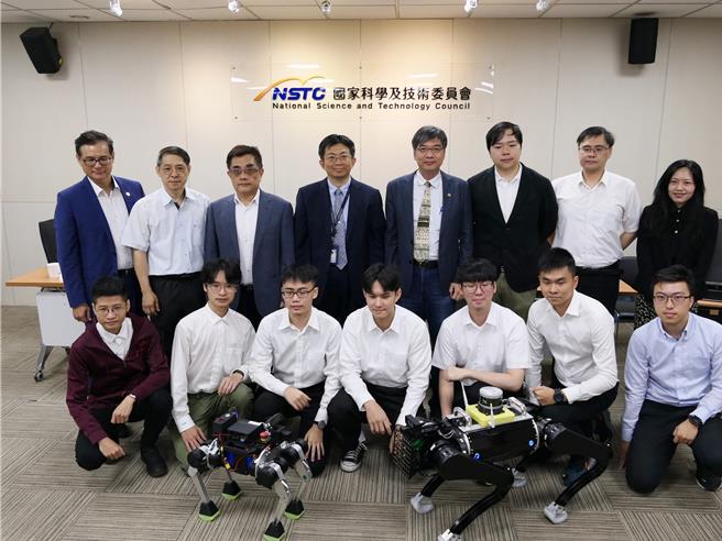 國科會補助台灣大學機械系教授郭重顯團隊，打造出我國首創自主研發的AI機器狗（NTU DogBot），類型包含寵物型與工作型2種，皆可採用自主導航、全向行走等功能。（國科會提供）