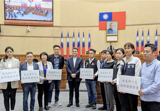 民進黨基隆市議會黨團29日就國會改革法案，要求基隆市長謝國樑（左5）表示支持議會也訂定藐視議會自治條例。（張志康攝）