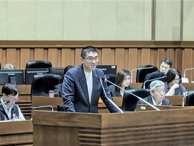 基隆市長謝國樑（中立者）承諾，未來市府將盡力提供議員索要的相關資料。（張志康攝）