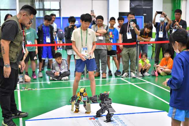 「人型机器人」格斗赛。(照片/臺北市政府教育局提供)