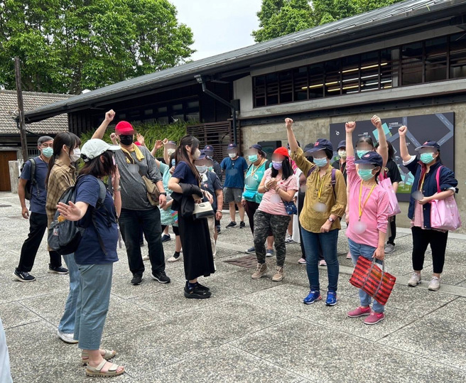 衛生福利部八里療養院睽違多年舉辦了郊遊活動，日前規劃三梯次帶著病友前往桃園大溪。(照片/衛生福利部八里療養院提供)