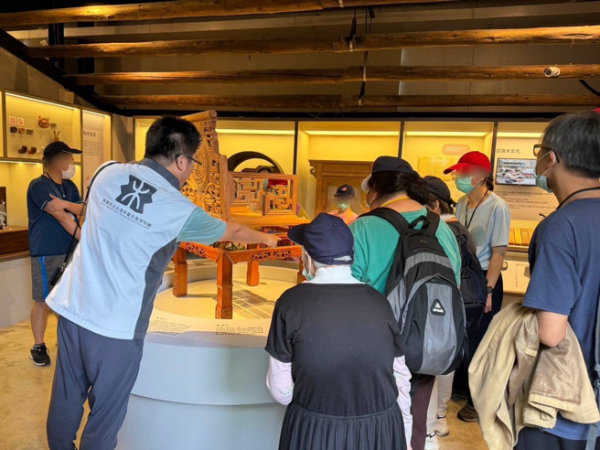 在導覽人員細心解說下參觀大溪木藝博物館。(照片/衛生福利部八里療養院提供)