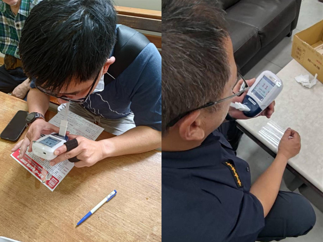 嘉義縣東石分駐所所長吳彥宏、副所長吳家明響應衛生局「來嘉戒菸好禮獎不完活動」，接受衛生局人員的菸測。（嘉義縣政府提供／呂妍庭嘉義傳真）