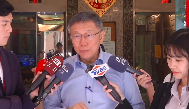 民眾黨主席柯文哲（中）。（圖 / 擷取自中時直播）