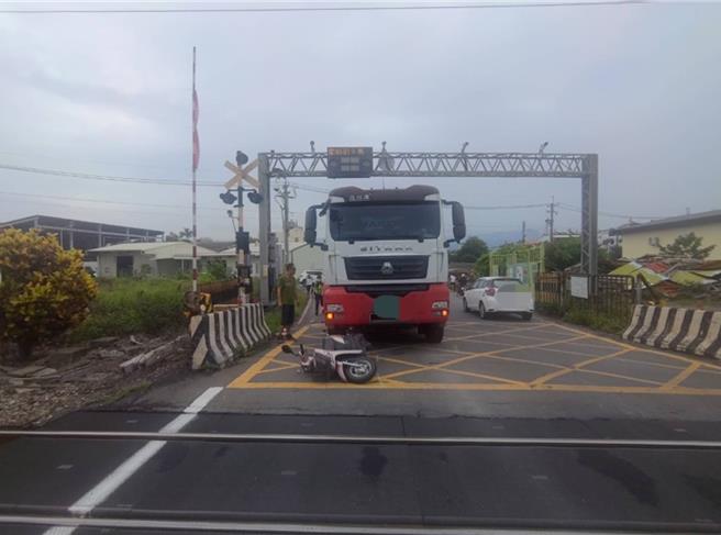 1輛曳引車起步撞倒前方機車，造成騎機車的婦人受傷。（民眾提供／孫英哲彰化報導）