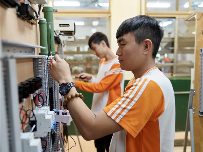 青年高中电机与电子群科办学成果优异，已成为业界徵才首选之一。（青年高中提供／冯惠宜台中传真）