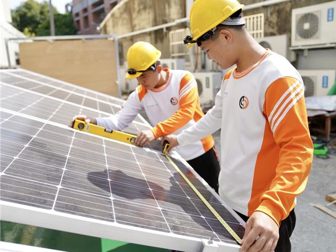 青年高中投入大量资金提升软硬体设备，提升竞争力与发展性，积极拓展特色课程，如水电技术科太阳能光电。（青年高中提供／冯惠宜台中传真）