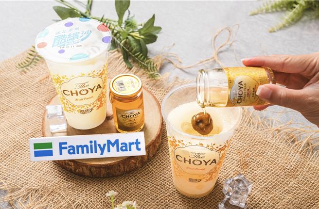 全家首度與CHOYA跨界合作，打造今夏夯品「The CHOYA梅子酷繽沙」，還可搭購「The CHOYA至極梅酒」倒入酷繽沙中。（全家提供／朱世凱台北傳真）