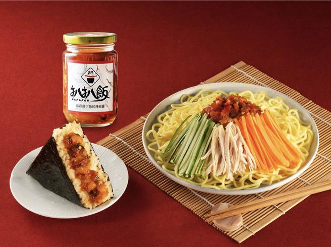 OKmart與扒扒飯合作開賣「泰式辣干貝三角飯糰」、「經典雙椒雞絲涼麵」。（OKmart提供／朱世凱台北傳真）