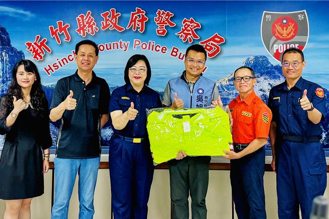 新竹縣議員吳旭智（右三）29日偕同幼教、補教協會到縣警局捐贈55件高級透氣雨衣，縣警局長宣介慈（左三）代表接受，將專供義交使用。（羅浚濱攝）
