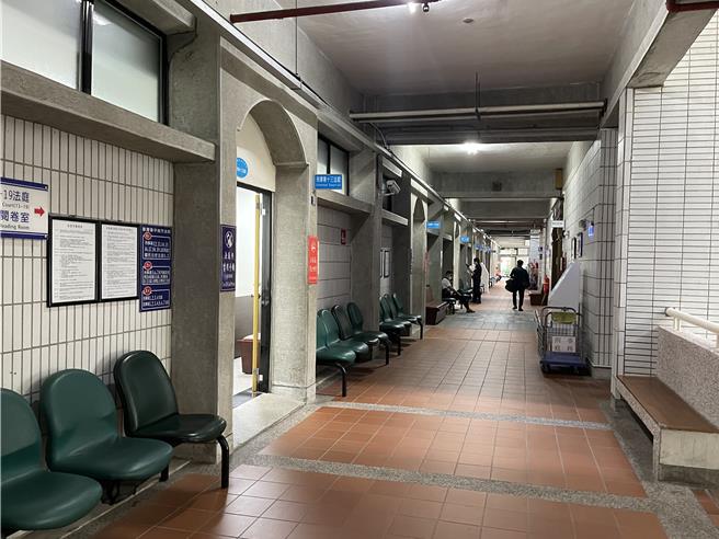 台中市34歲陳姓女子，不滿在超商結帳，遭質疑付款金額不足，憤而持物品丟擲游姓女店員，辱罵三字經並踹店門，法官依犯恐嚇危害安全罪，判處拘役50日。（王煌忠攝）