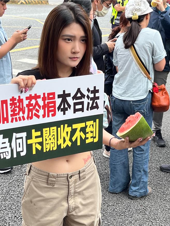 民眾抗議加熱菸販售持續卡關。（民眾提供）