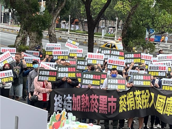 民眾抗議加熱菸販售持續卡關。（民眾提供）