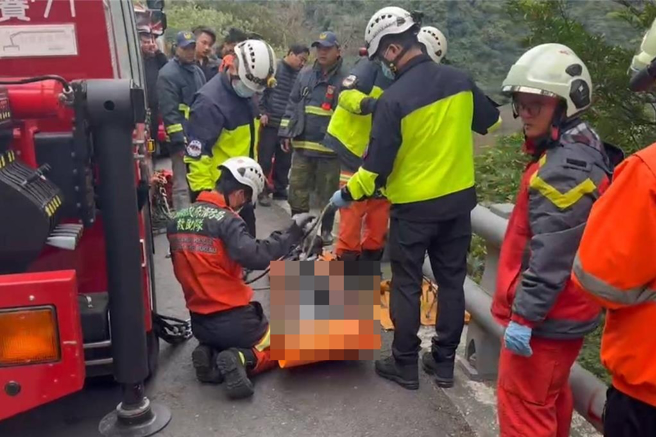 簡姓男子被凌虐死亡後還被棄屍，警方在蘇花公路一處下邊坡尋獲遺體。（翻攝照片）