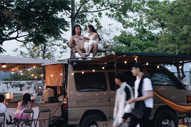 京站夏日HIGH翻酒節邀請到「山海調酒」，Q卡友玩轉盤小遊戲即有機會獲無酒精飲品1杯。（京站提供／朱世凱台北傳真）★《中時新聞網》關心您：飲酒過量，有礙健康。酒後不開車，安全有保障！