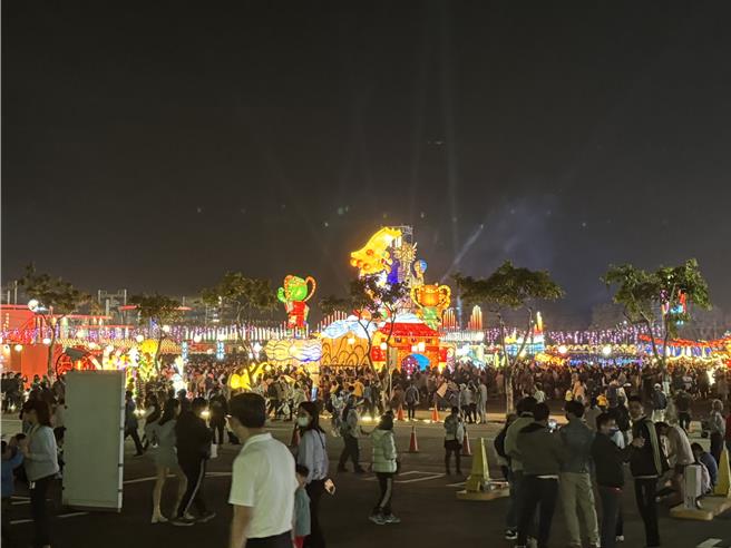 台南市政府举台湾灯会为例，计算观光人次是透过中华电信的人潮统计平台，即可及时掌握灯会会场范围的人次、热点、人潮参观动线等讯息，但均已去识别化，不涉及个资。(本报资料照片)