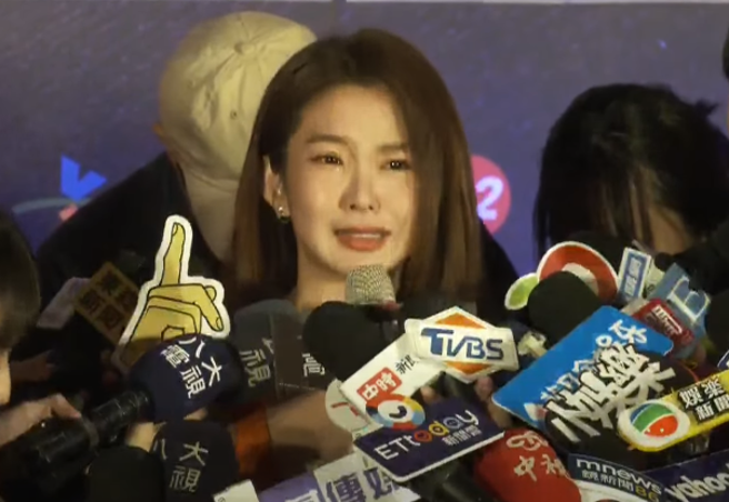 郭书瑶哽咽道歉。(图／翻摄自中时新闻网娱乐YouTube)