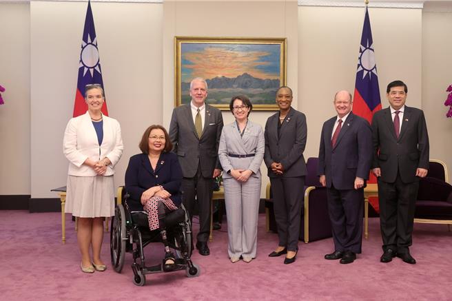 副总统萧美琴接见「美国联邦参议员达克沃丝所率跨党派参议员访问团」(总统府提供)