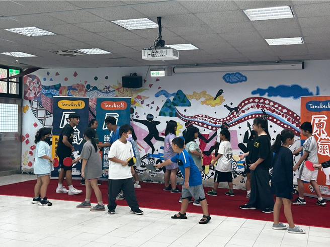 乌来国中小布农族语桌球班。（新北市原民局提供）