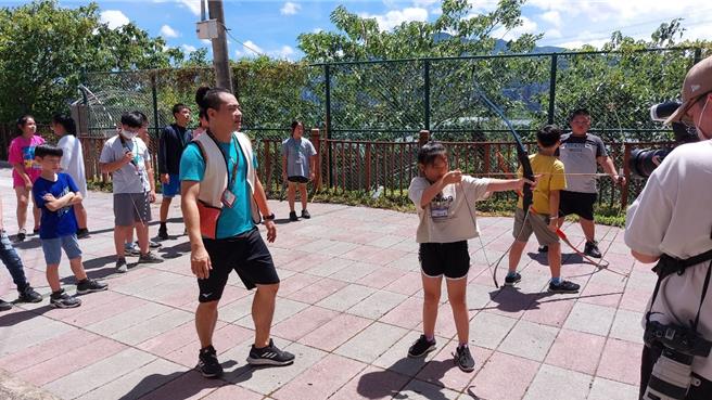 米仓国小排湾族语射箭班。（新北市原民局提供）