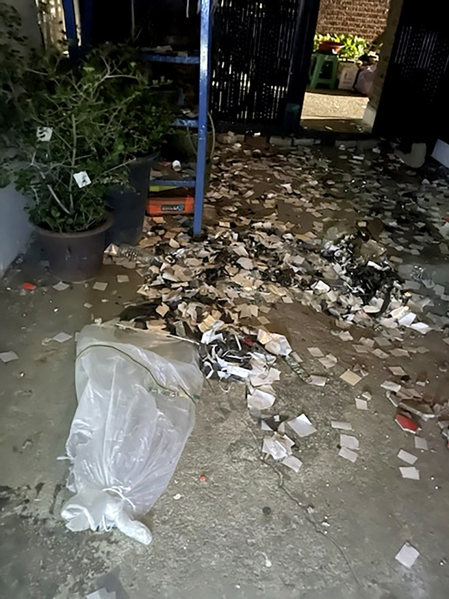 画面为北韩「大便气球」在首尔落地、垃圾撒一地的画面。（图／美联社、南韩总统办公室提供）