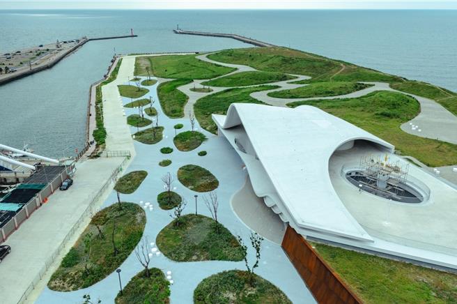 桃園市永安漁港海螺文化體驗園區，一旁的山丘觀景平台提供民眾散步遊憩，可看海及欣賞落日餘暉，近期卻有漁民認為當地停車位少，連署希望剷除山丘蓋停車場。市府客家文化局會勘後，認為為維持園區整體性，不同意剷除山丘。（呂筱蟬攝）