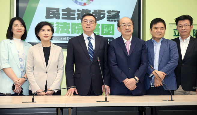 行政院長卓榮泰（中左）29日前往立法院拜會民進黨團總召柯建銘（中右）等人交換意見。（姚志平攝）