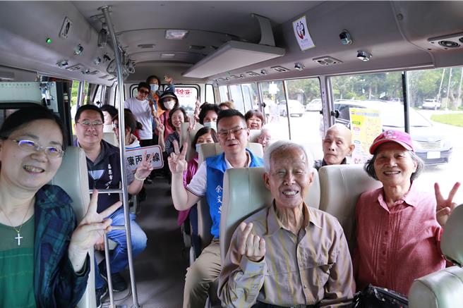 苗栗市長余文忠、苗栗市民代表會主席徐仁杰與長輩們一同搭乘社區巴士。（李京昇攝）