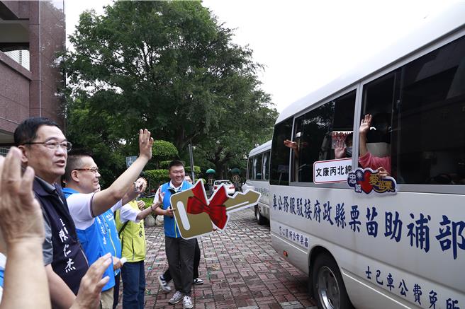 苗栗市長余文忠等人啟用新路線。（李京昇攝）