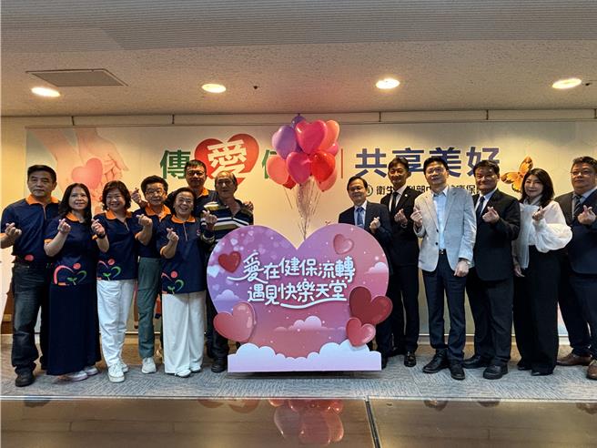 健保署中区业务组携手快乐天堂基金会启动捐助健保爱心专户深耕行动，将连续5年、每年100万元共计捐助500万元，协助中彰投地区弱势民眾缴纳健保欠费。（冯惠宜摄）