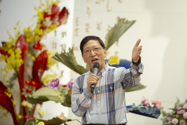 吳榕峯「借我校園－教育點、線、面」分享教育經歷與感動。(圖/佛光山惠中寺提供)