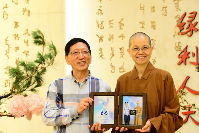覺居法師（右）至贈講座紀念照片給主講人吳榕峯（左）。(圖/佛光山惠中寺提供)