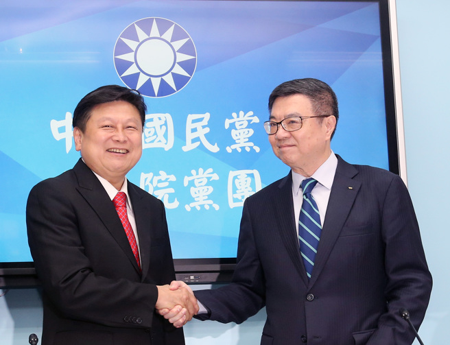 行政院長卓榮泰（右）29日前往立法院拜會國民黨團總召傅崐萁（左），並就未來的合作交換意見。（范揚光攝）