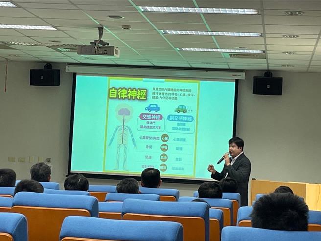 保二總隊第三大隊邀請新光吳火獅紀念醫院精神科主治醫師田心喬 進行講座。（民眾提供／寶智華台南傳真）