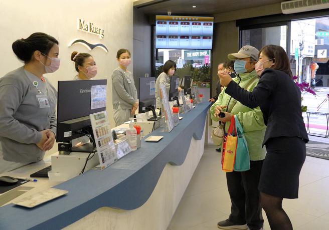 诊助及CRM同仁用最热情的态度来为患者服务（图片来源：马光医疗网提供）