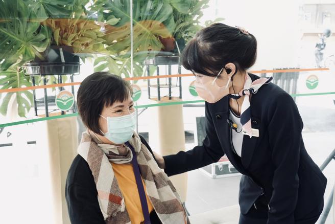 CRM顾客服务专员亲切的与患者互动（图片来源：马光医疗网提供）