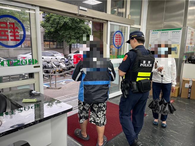 基隆一名林姓男子（左）28日下午跑到七堵区邮局，表示欲提领50万元现金，引起机警行员注意通知警方。警方听完后判断是吸金型投资诈骗，向林男宣导，成功阻止一起诈骗案。（基隆市警察局提供／徐佑升基隆传真）