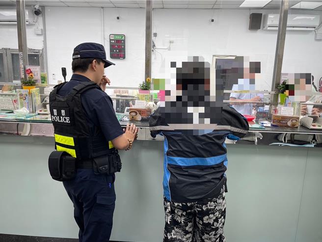 基隆一名林姓男子（右）28日下午跑到七堵区邮局，表示欲提领50万元现金，引起机警行员注意通知警方。警方听完后判断是吸金型投资诈骗，向林男宣导，成功阻止一起诈骗案。（基隆市警察局提供／徐佑升基隆传真）
