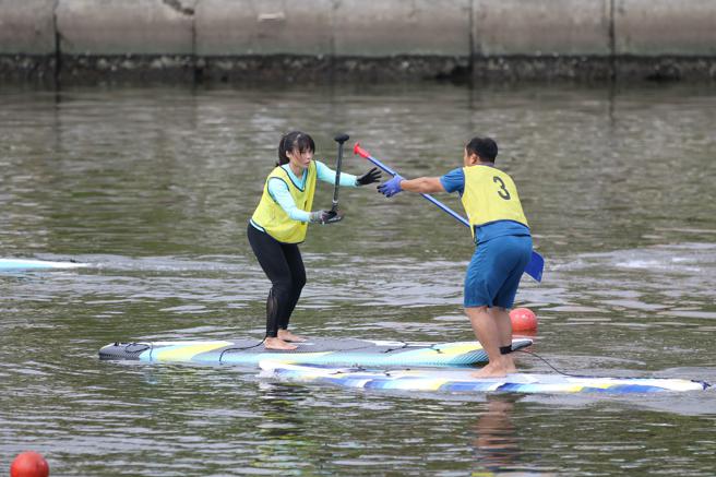 已辦理4屆的2024高雄立式划槳邀請賽，成為端午龍舟前的特色水域賽事。（圖片來源：高雄市運動發展局提供）