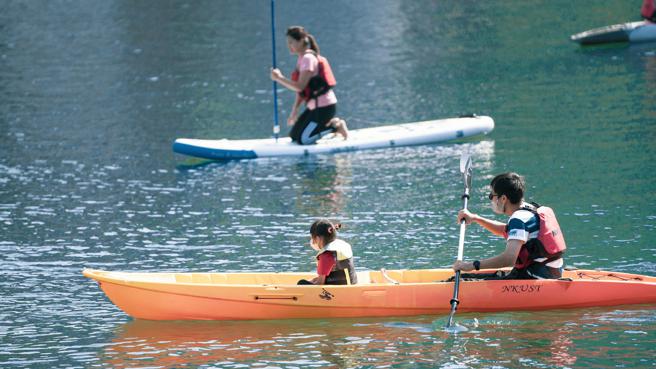 獨木舟穩定性高，適合親子一同參與。（圖片來源：高雄市運動發展局提供）