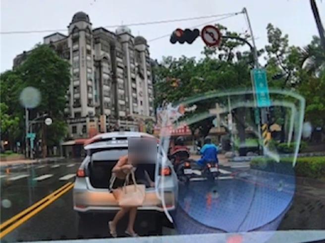 高雄一輛汽車停等紅燈過程，後車箱突然爬出一名短褲女子讓網友看傻，警方說已違反道交條例，已通知車主到案說明。（翻攝自WoWtchout - 地圖型行車影像分享平台／任義宇高雄傳真）