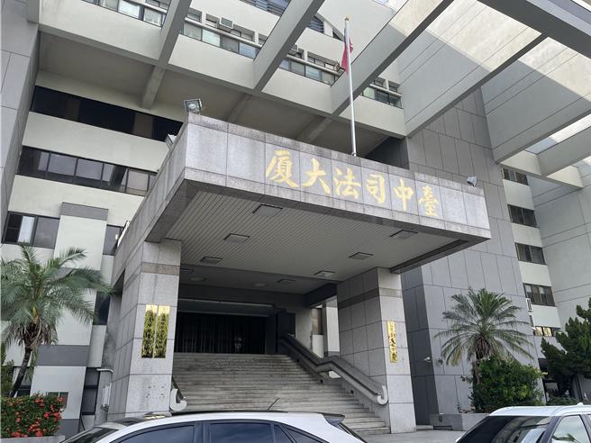 台中市吴姓男骑士，接连收到34张罚单，挨罚3万2500元，吴男主张全部罚单为同一人恶意跟踪举发，不符「比例原则」，法官审理后予以驳回。（王煌忠摄）