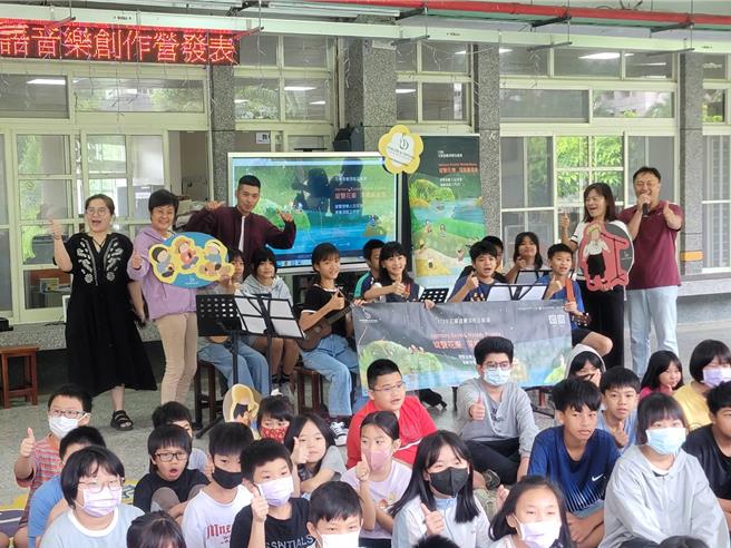 台東縣卑南鄉溫泉國小學子透過國立台東生活美學館台語童謠工作坊創作台語童謠。（讀者提供／蔡旻妤台東傳真）