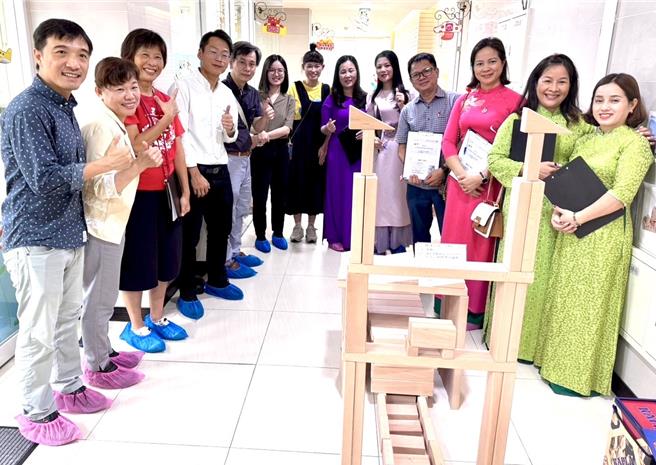 至善越南順化工作站黃仲始主任特地安排包括順化省富祿縣教育局、廣治省達克隆縣教育局、河靜省甘祿縣教育局、河靜省石河縣教育局官員及多名偏鄉幼兒園園長一行共12人，飛越1700公里來台，向台灣成熟的幼兒教育取經。（至善基金會提供／林良齊台北傳真）