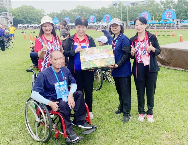 教育处长李美华致赠田径选手教练礼盒。（嘉义县政府提供／吕妍庭嘉义传真）