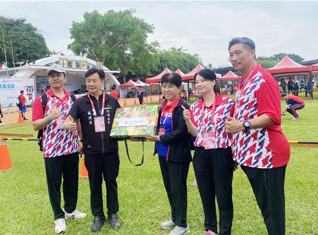 教育处长李美华致赠特奥滚球选手礼盒，由竹崎高中校长苏渊源代表接受。（嘉义县政府提供／吕妍庭嘉义传真）