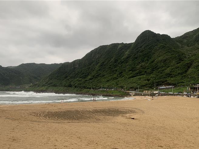 基隆市大武崙沙灘去年發生1日3死的重大意外，然而沙灘和水域管理，交通部觀光署與基隆市政府之間權責不清，監察委員葉大華等人表示將申請主動調查。（徐佑昇攝）