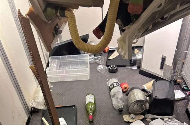 新加坡航空SQ321航班本月21日飞航途中遭遇极强烈乱流，机上多人遭到抛飞重摔导致轻重伤，机舱多处严重受损。（资料照／路透）