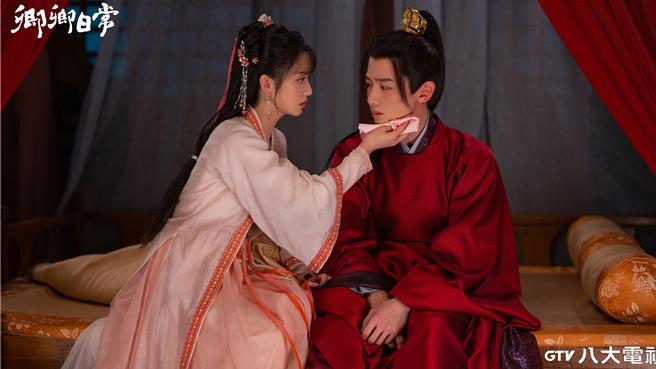 白敬亭（图右）与田曦薇（图左）剧中先婚后爱，展开逗趣生活。（图／八大提供）