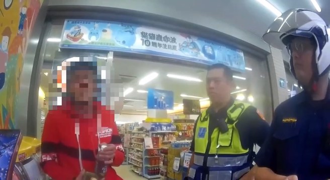 男子在大馬路上揮舞球棒遭警逮。（翻攝畫面）